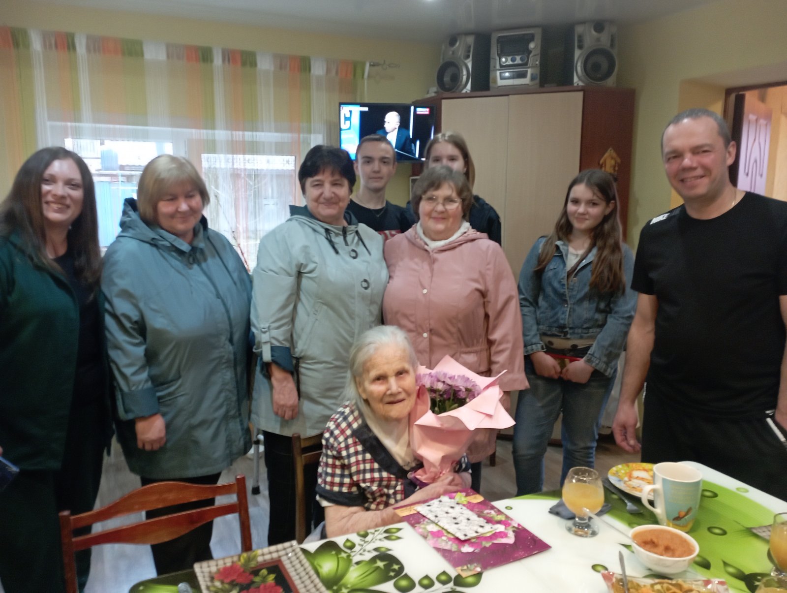 Со 100-летним юбилеем поздравила инициативная группа ТОС «Ефремковский» ветерана труда  Лешеву Марию Владимировну.