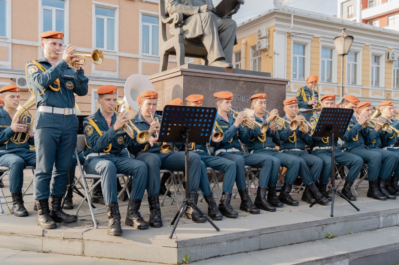 Каждую субботу в сквере Гарелина будет играть оркестр.