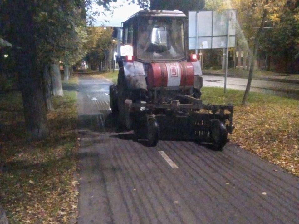 Ночью четыре трактора и пылеуборочная машина убирали тротуары.