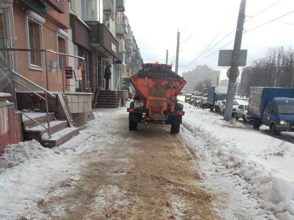 В Иванове продолжается противогололёдная обработка тротуаров.