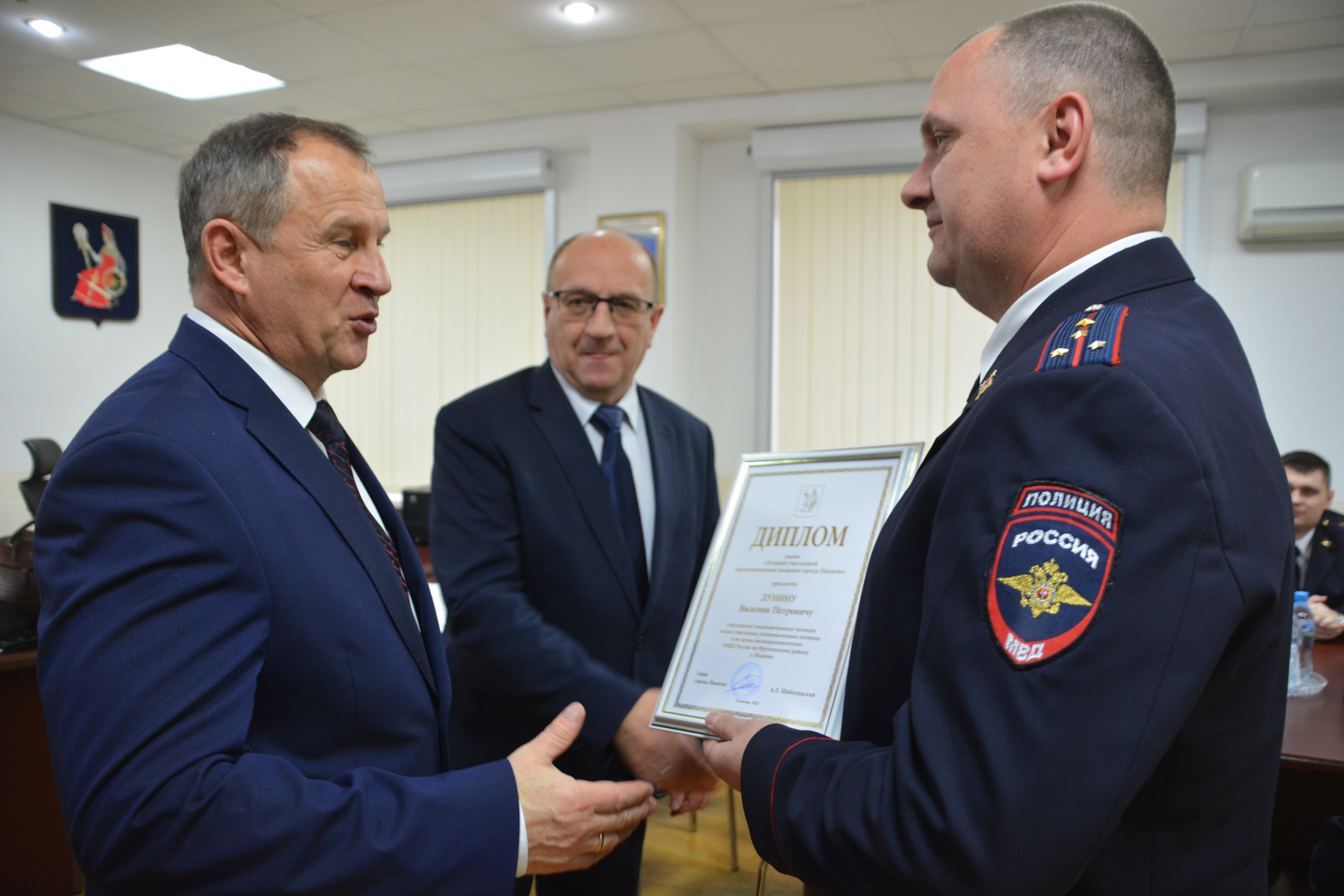 Александр Шаботинский  поздравил с профессиональным праздником участковых  полиции.