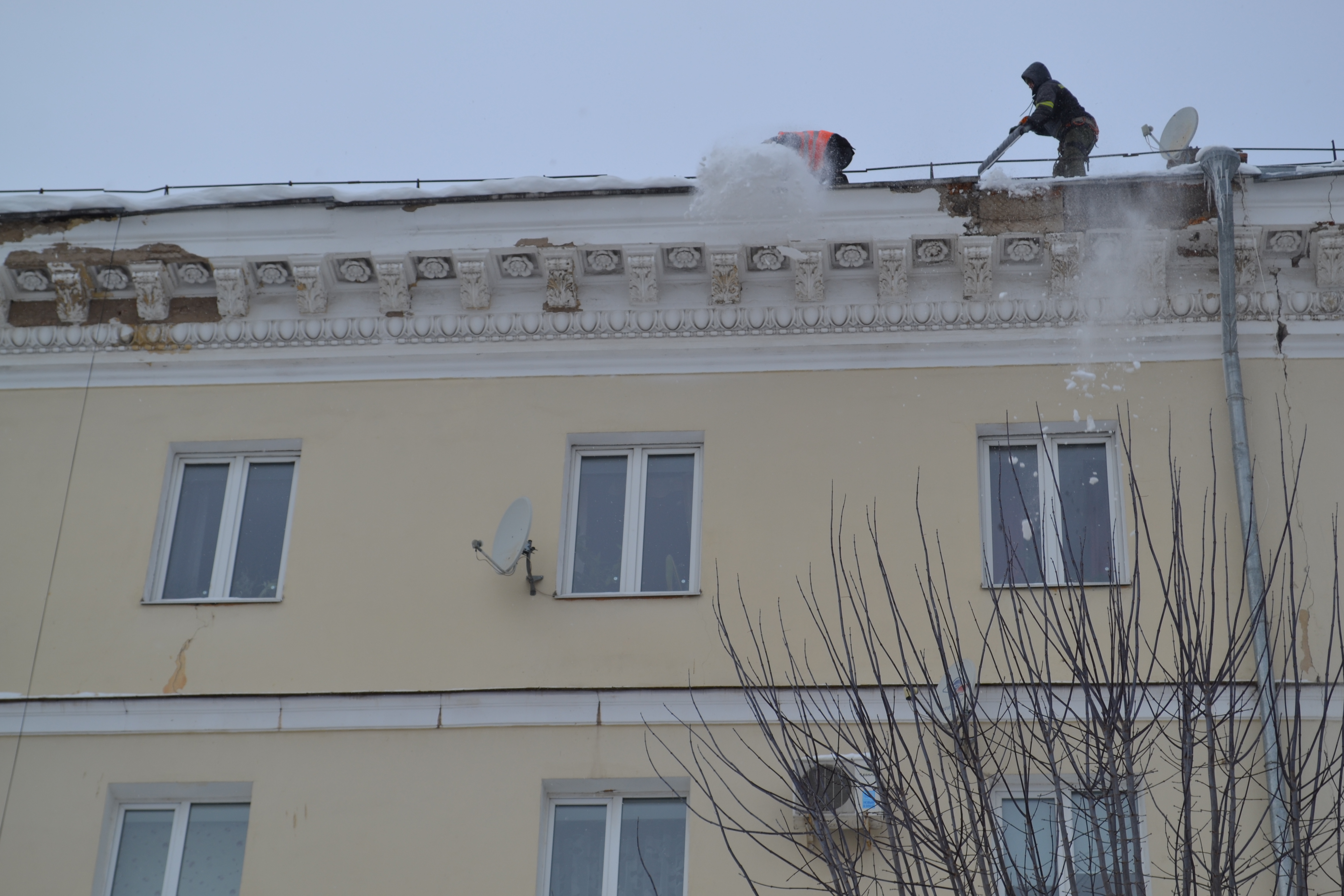 Управляющие организации должны очищать крыши от снега.