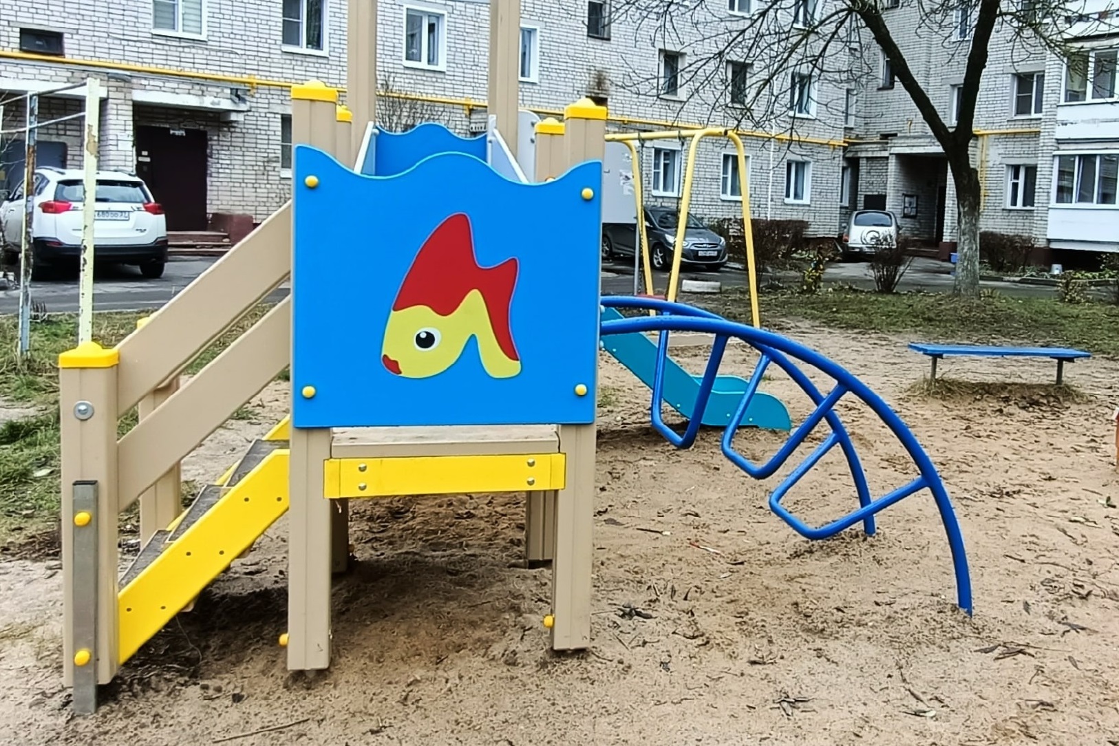 У дома №44 на улице Ташкентская завершено обустройство детской игровой площадки.