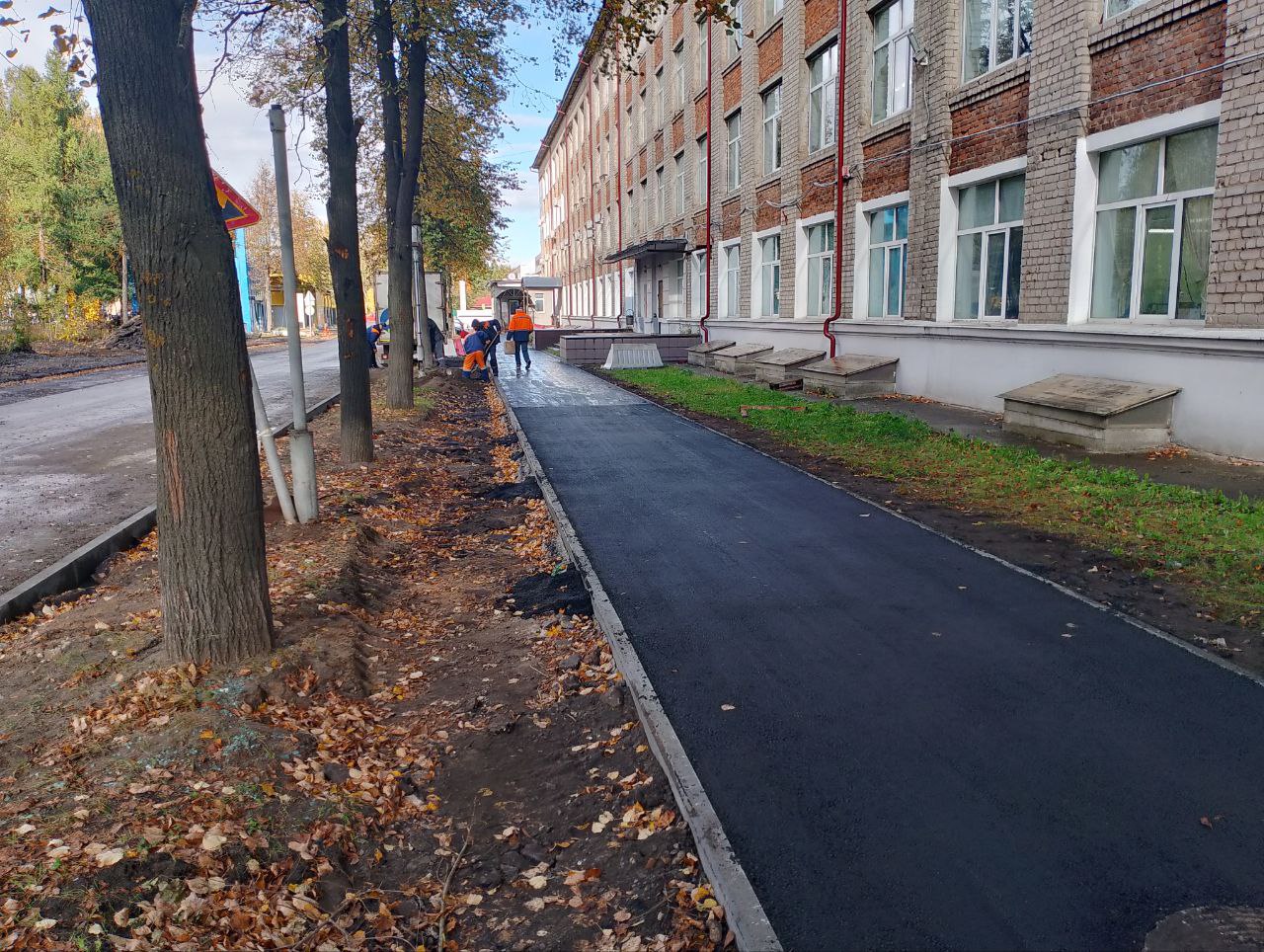 На улице Калашникова завершается ремонт тротуара.