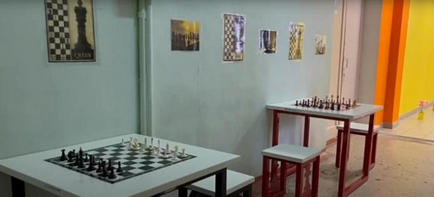 В средней школе № 15 появился «шахматный» коридор.