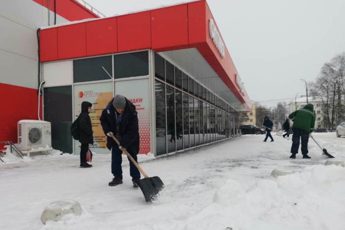 В областном центре к расчистке территорий от снега присоединились учреждения торговли.