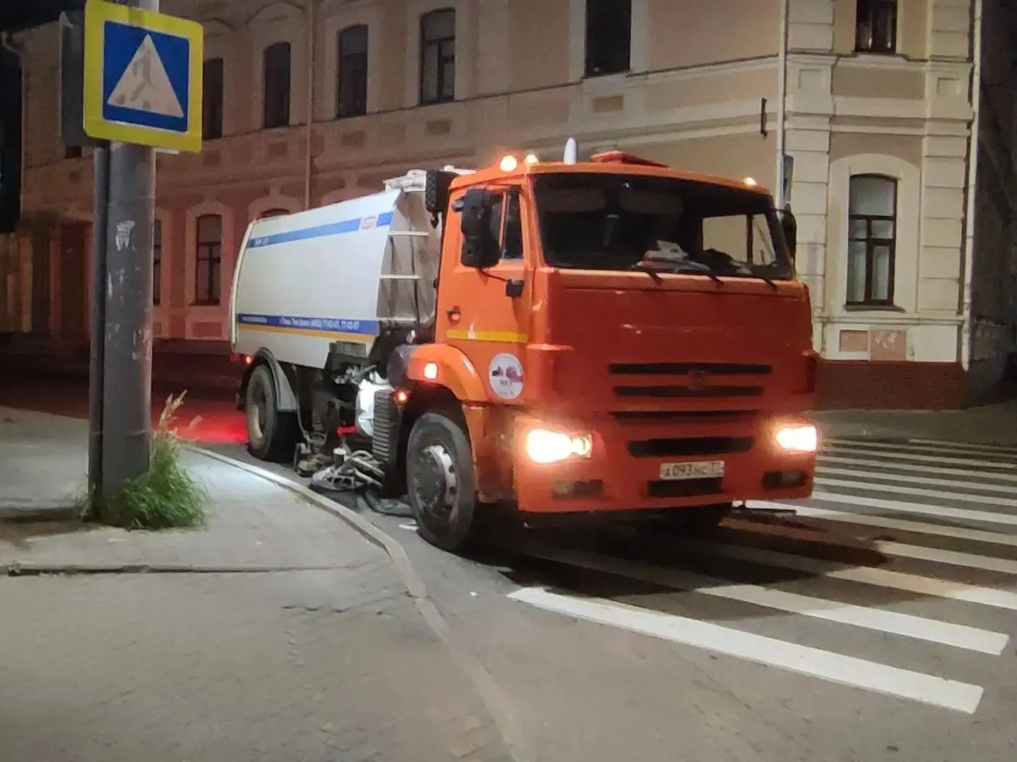 Город ночью убирали 17 единиц спецтехники.