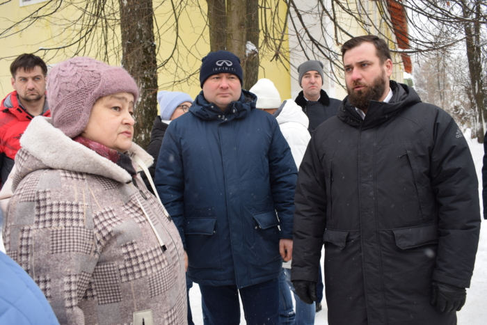 Владимир Шарыпов провел выездное совещание по уборке города от снега.