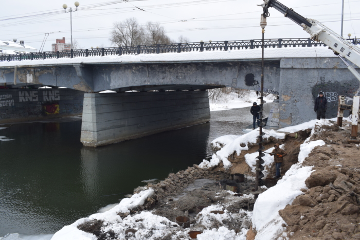 Ремонт пешеходной зоны набережной реки Уводь подрядчик планирует завершить к маю.