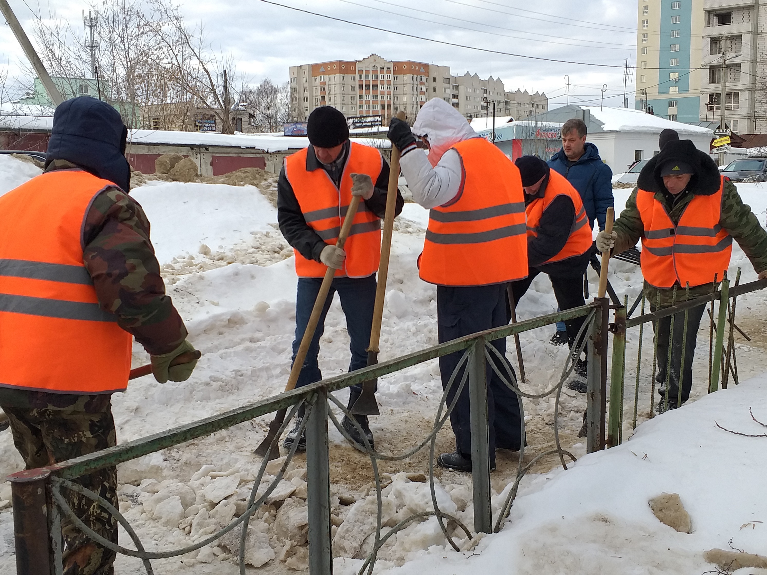 Днем 15 января работы по содержанию улично-дорожной сети продолжат 40 единиц техники и 131 дорожный рабочий.