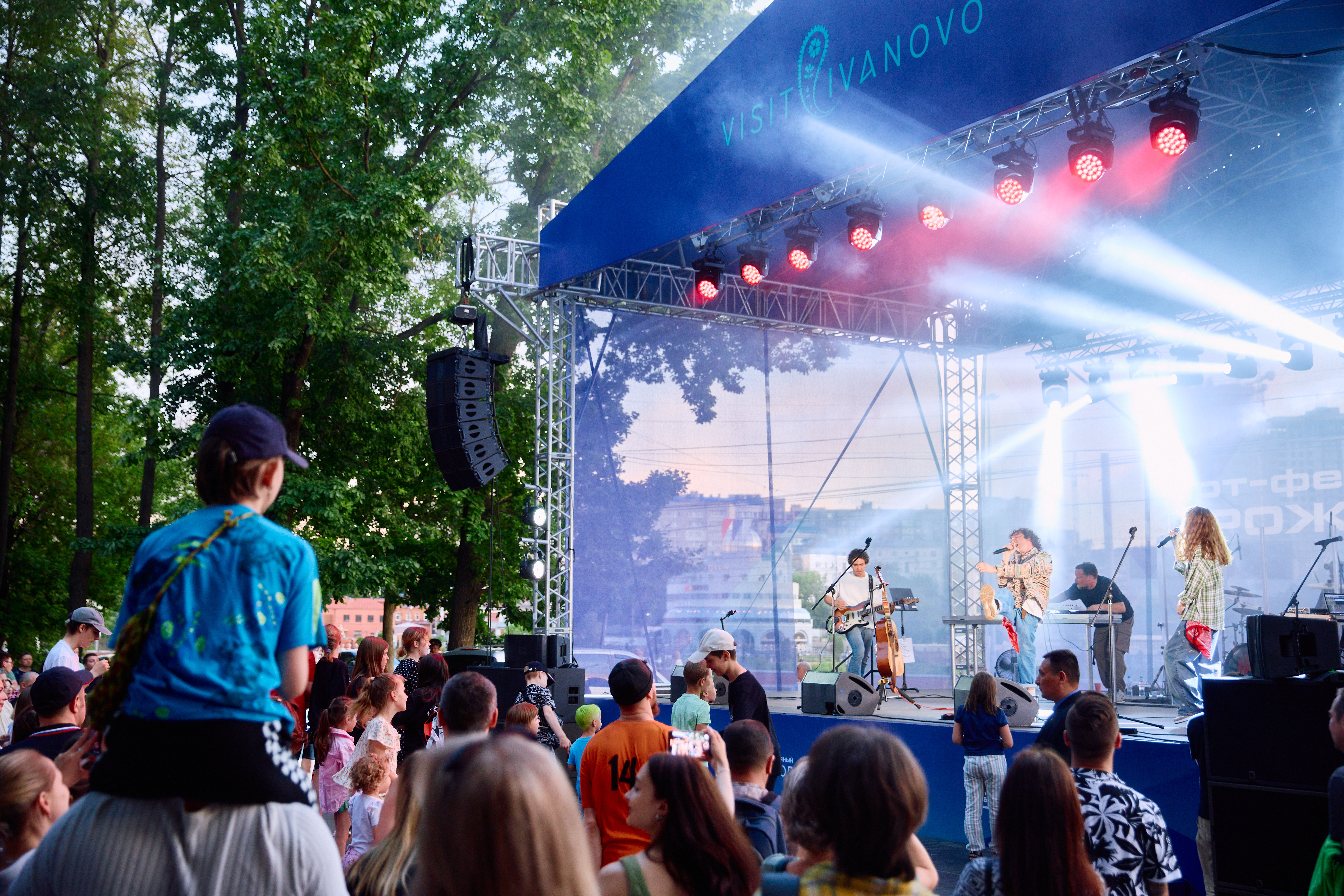 На набережной Уводи в Иванове прошёл третий молодежный фестиваль современных искусств «Прожектор».