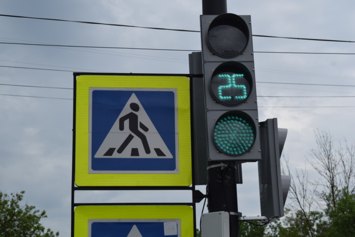 На перекрёстке улиц Ленинградская и Красных Зорь введён в эксплуатацию светофорный объект.