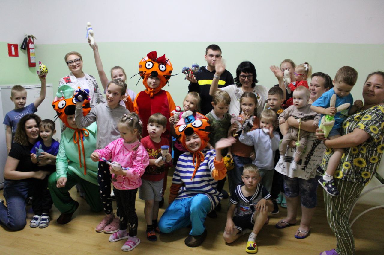 Маленьким пациентам реабилитационного центра подарили «Уютные игрушки».