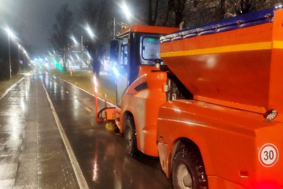 На улицах Иванова продолжают круглосуточно дежурить 22 комбинированные дорожные машины.