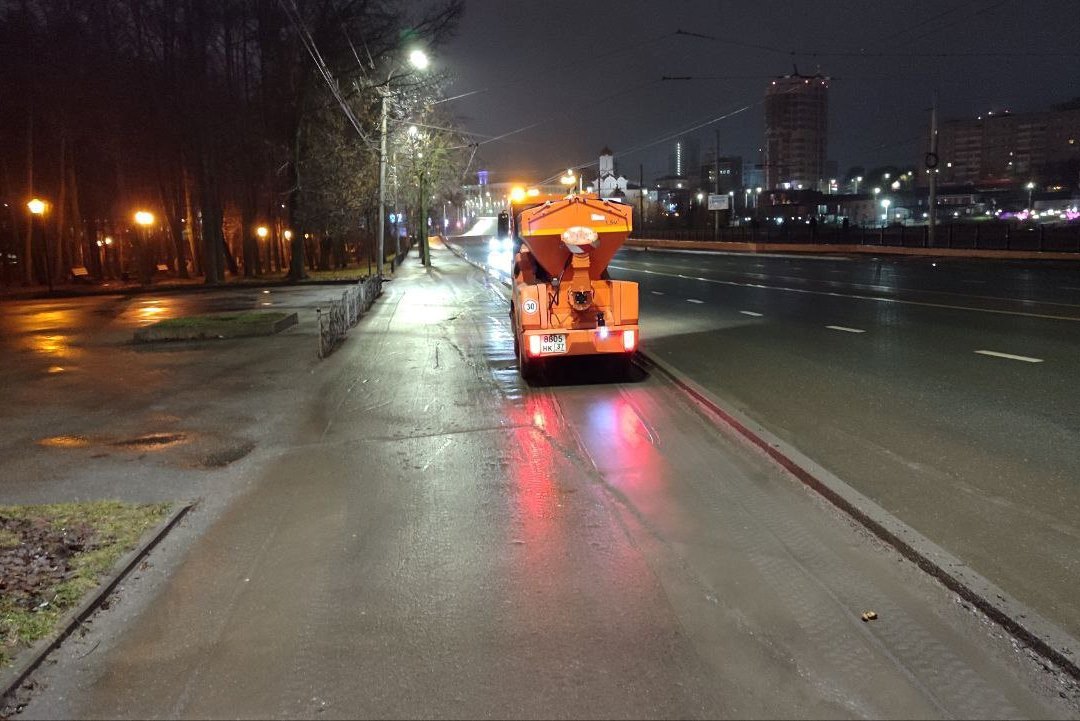 Техника продолжит вывоз стихийного мусора с улиц города.