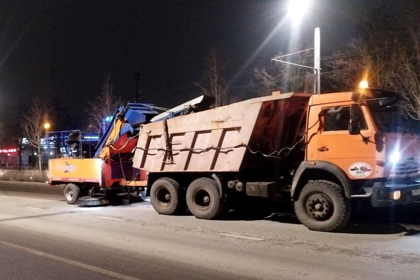 В Иванове уборка улиц ведется механизированным и ручным способом.