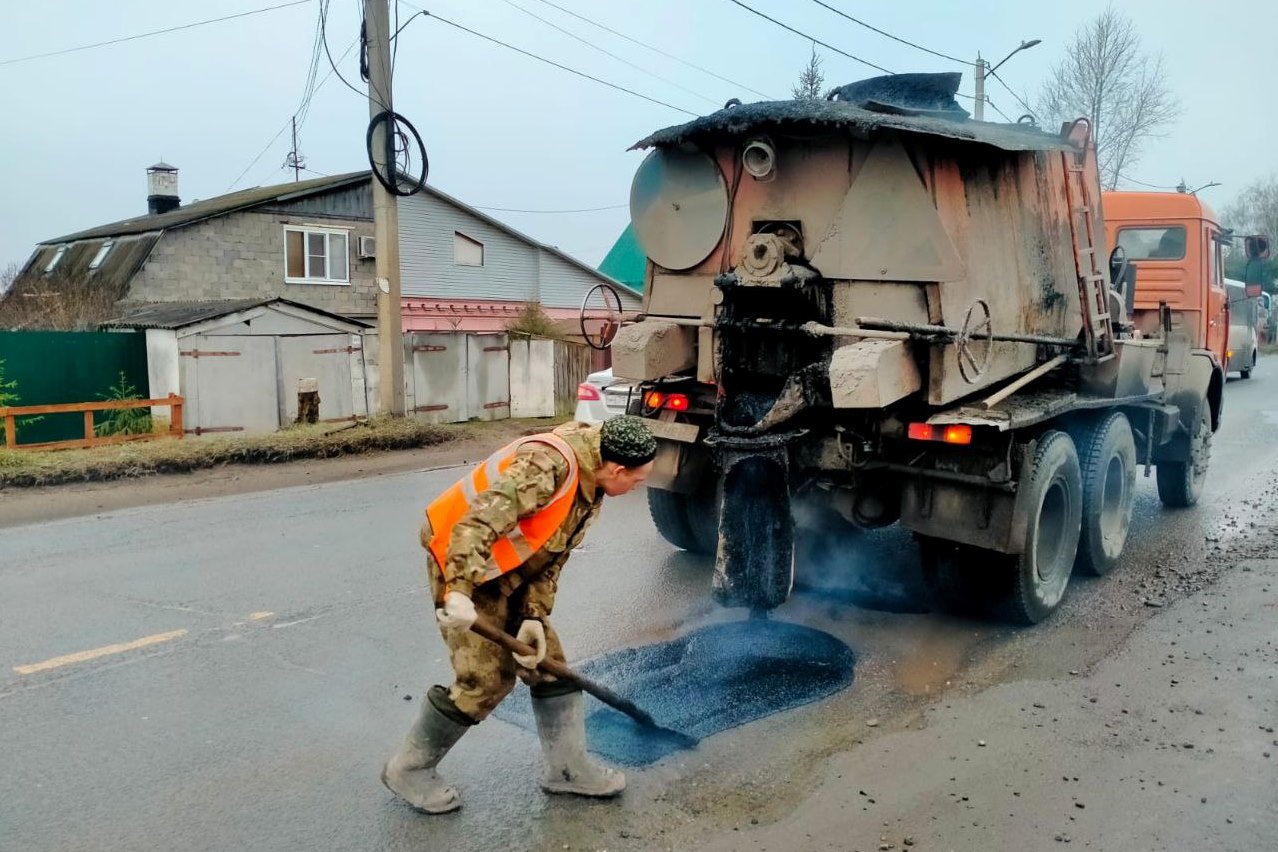 В Иванове продолжаются работы по ямочному ремонту.
