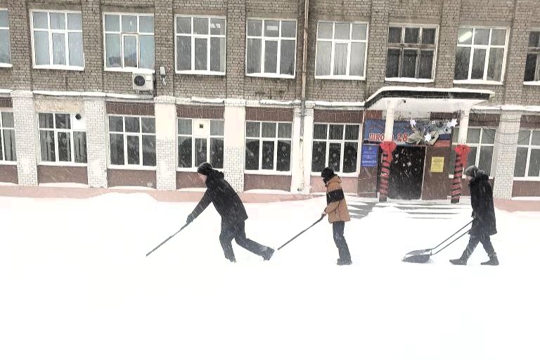 В городских учреждениях соцсферы оперативно устраняют последствия снегопада.