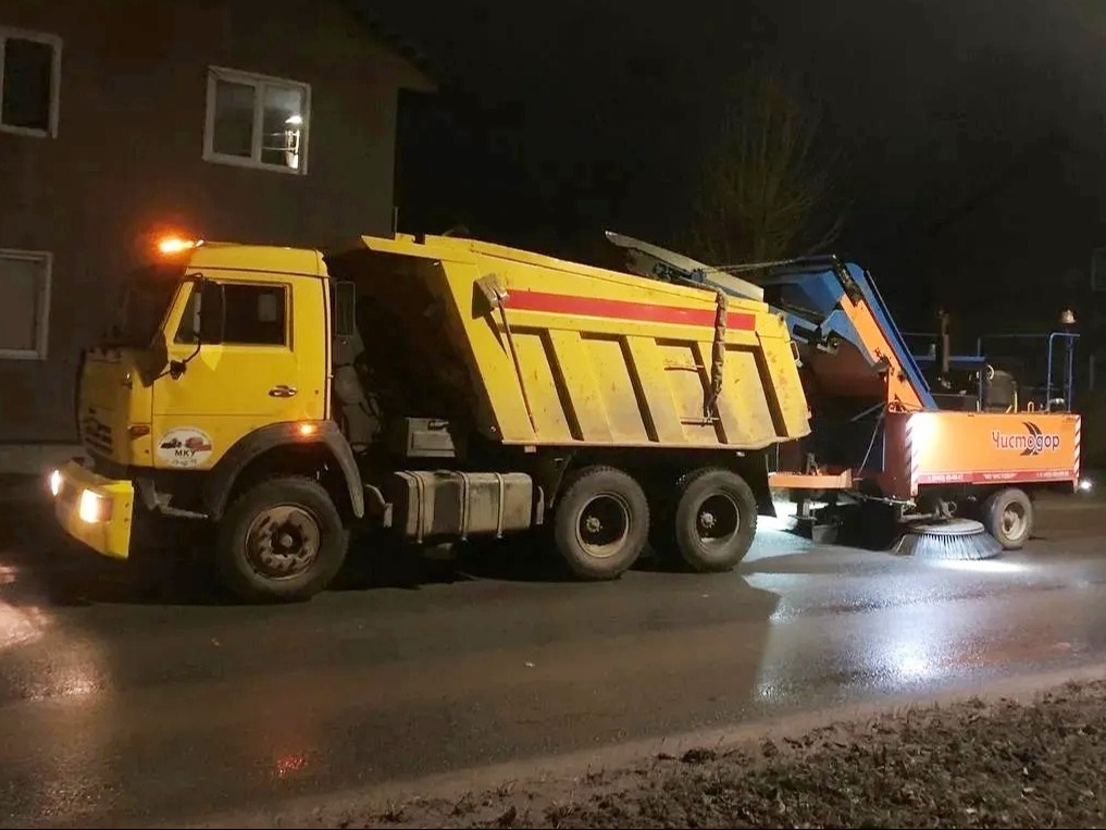 Ночью на улицах работали два «Чистодора».
