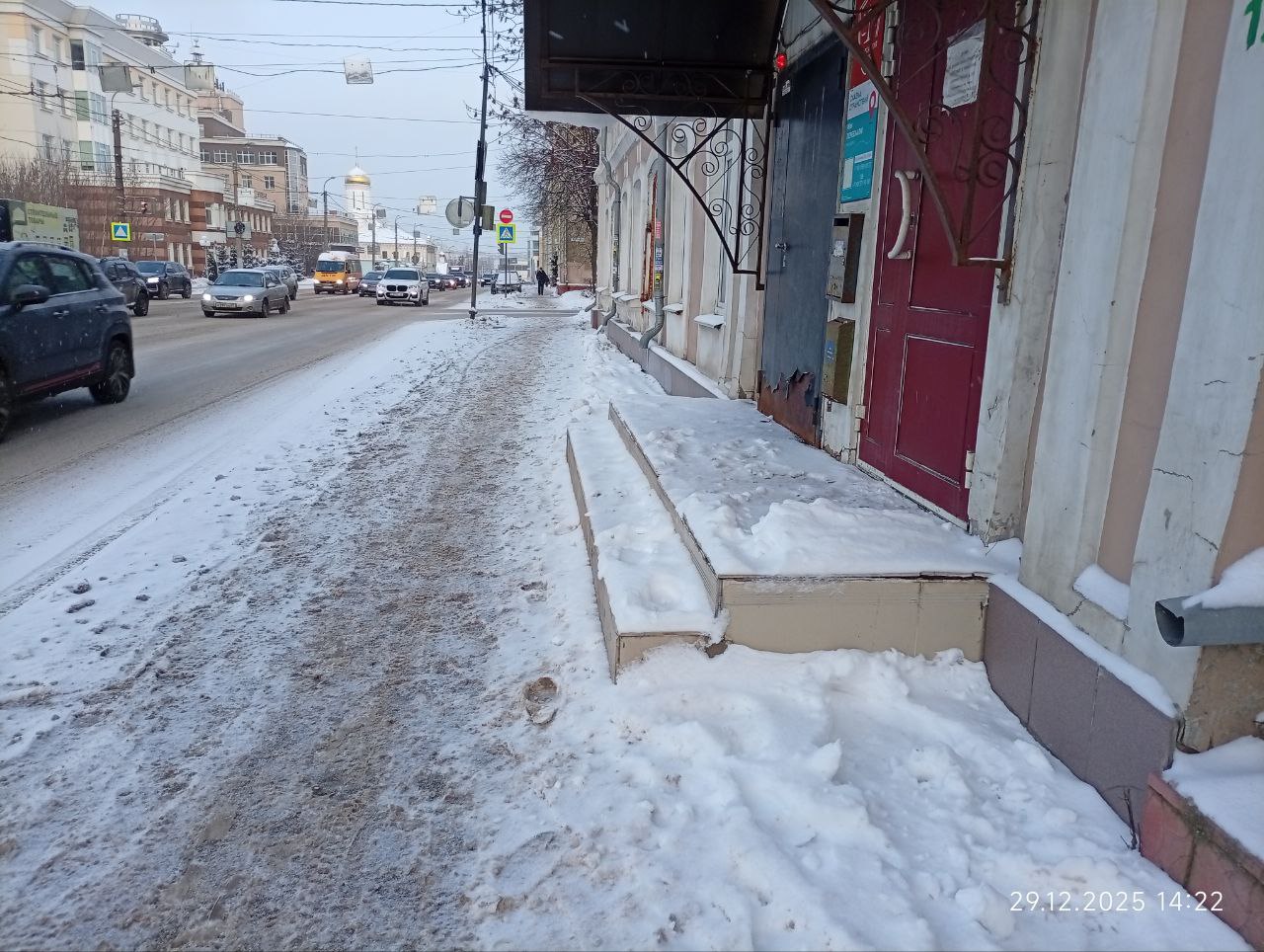 Собственников зданий призвали ежедневно убирать снег на своих территориях.