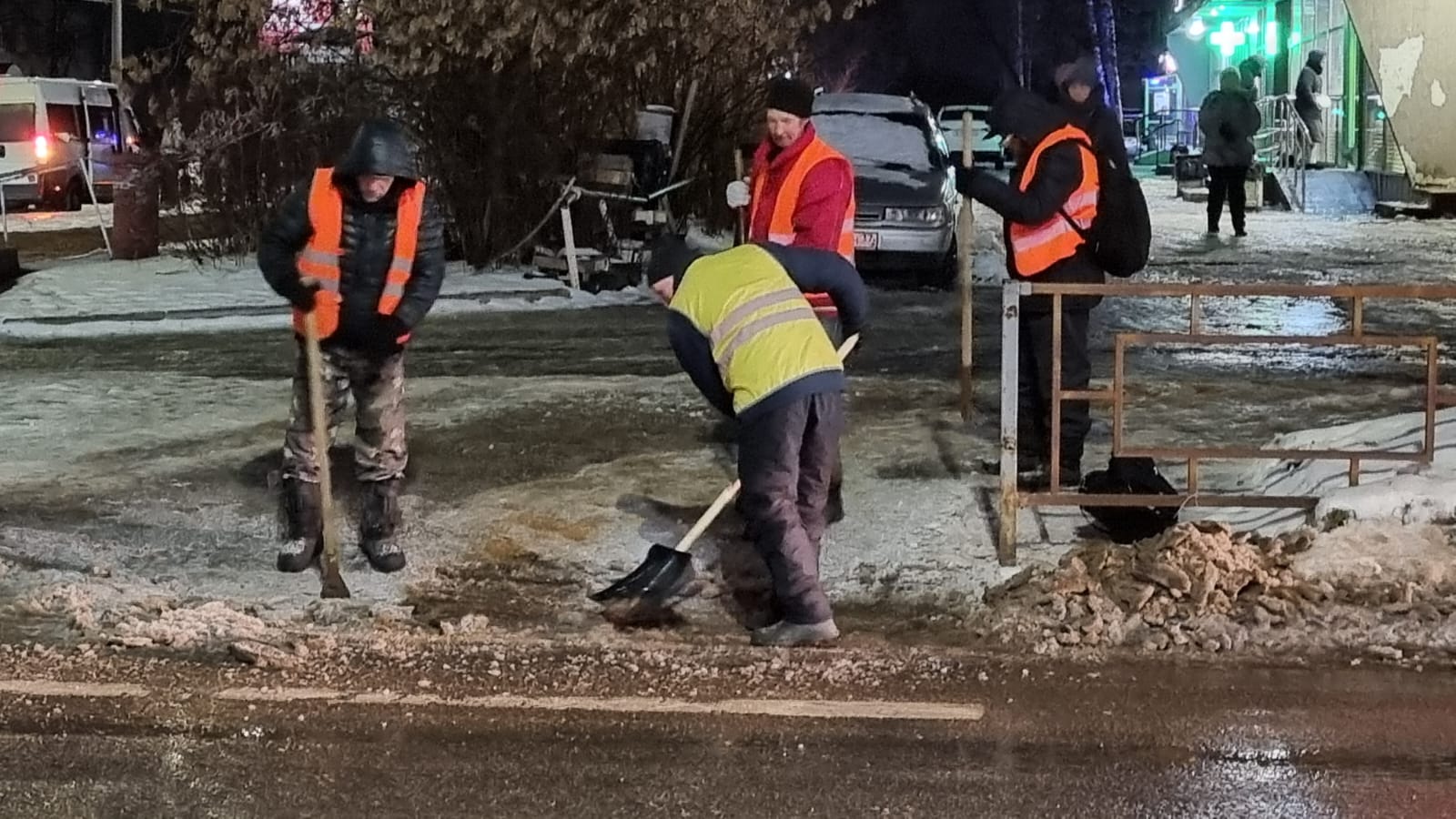 На уборку города от снега и льда направлены свыше ста рабочих.