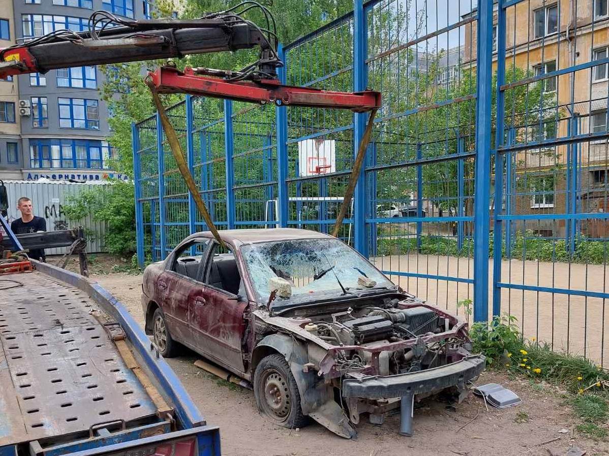 В Иванове эвакуировали разукомплектованный брошенный автомобиль.