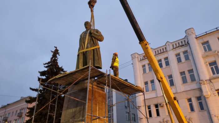 Скульптура Ленина «вернулась» на площадь.