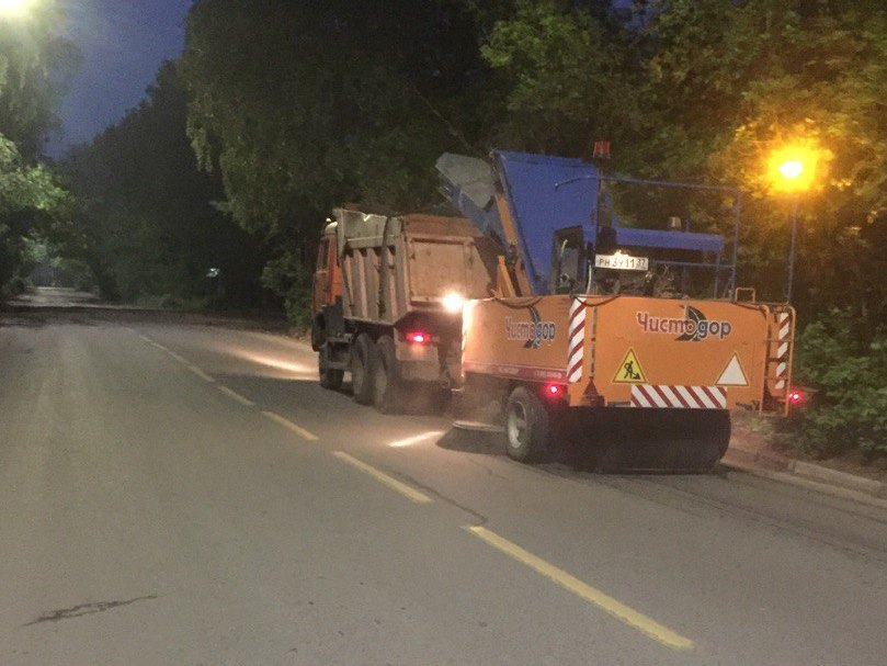 В ночь с  5 на 6 июня в работах по уборке города были задействованы  15 единиц спецтехники.