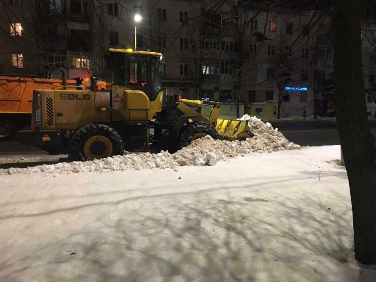 В уборке города от снега ночью были задействованы 54 единицы техники.