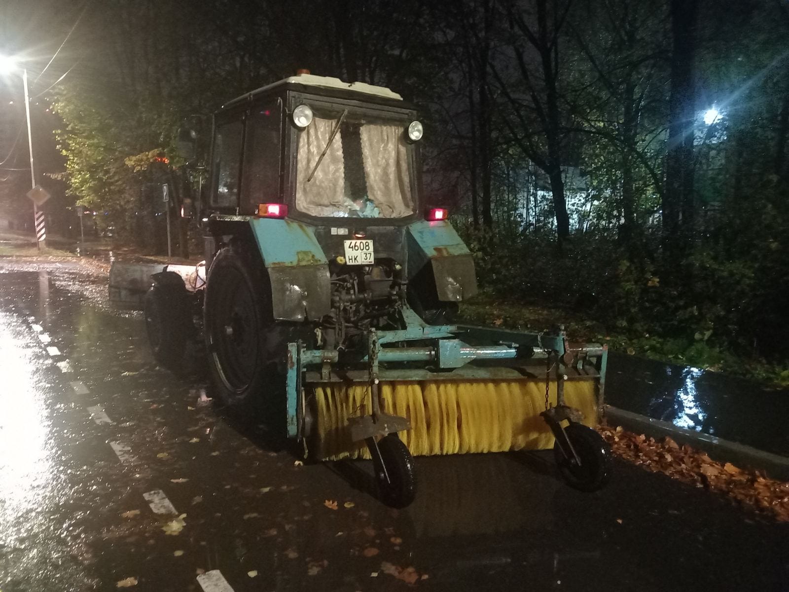 В ночь с на 8 на 9 октября на в работах по уборке дорог были задействованы 12 единиц спецтехники.