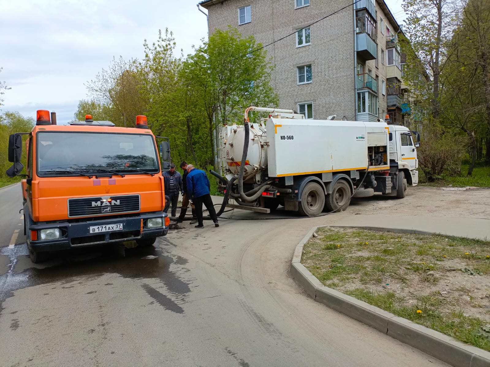 В Иванове продолжаются работы по прочистке дождеприемников.