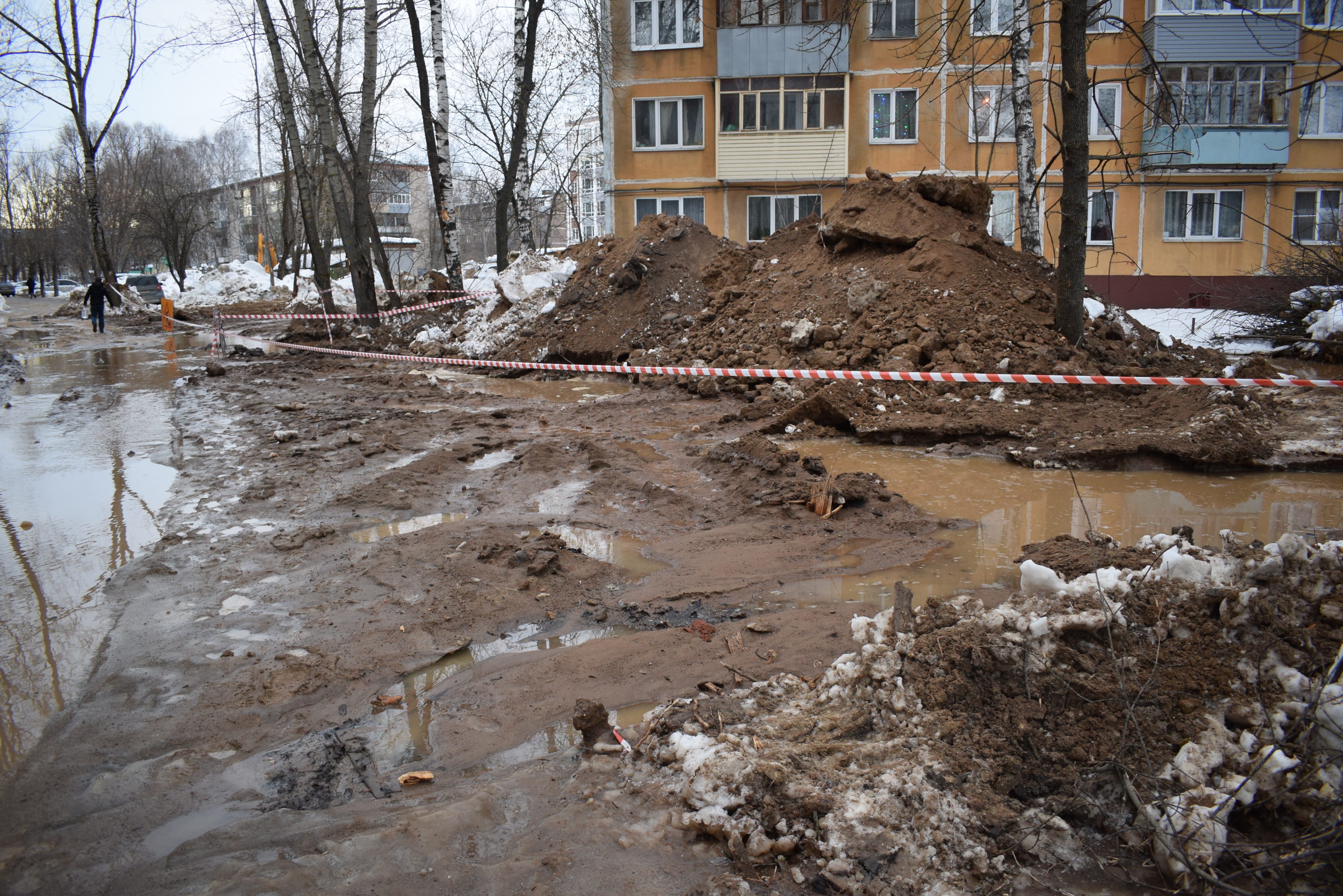 В районе улицы Шубиных произошло повреждение водовода.