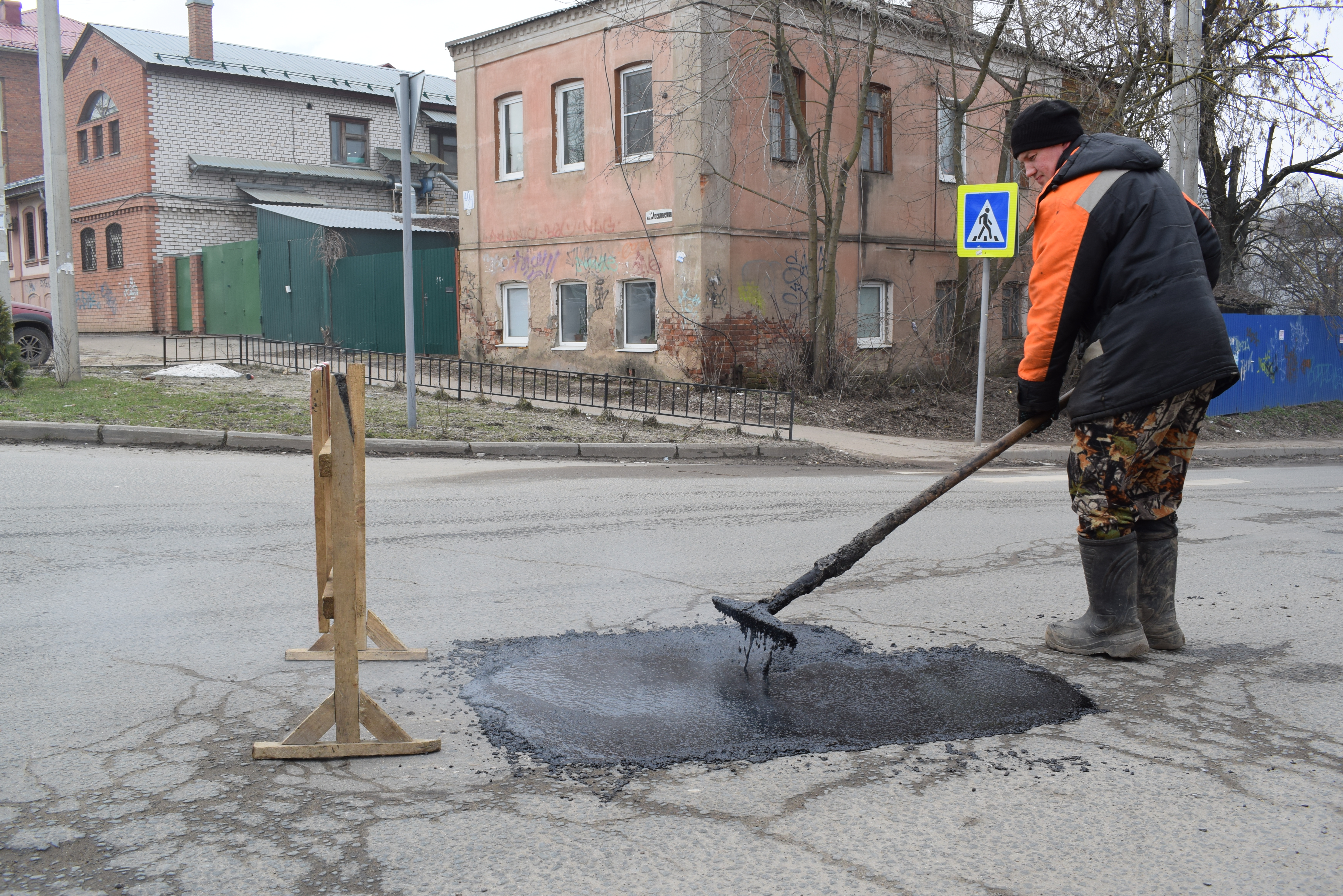 Ямочный ремонт дорог с применением литой и укатываемой а запланирован на улицах Станкостроителей и Садовая.