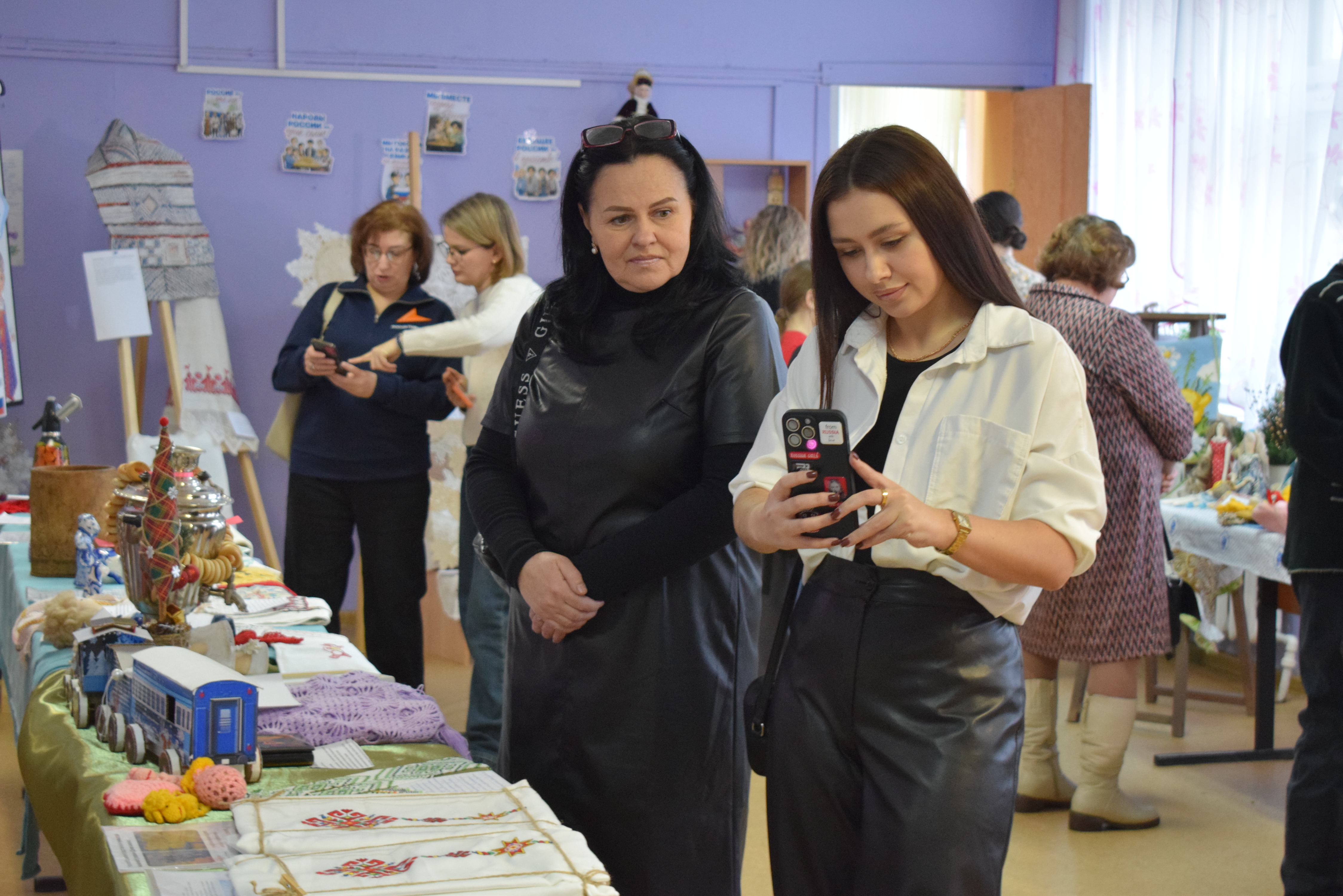 В гимназии № 36 открылась выставка семейного народного творчества.