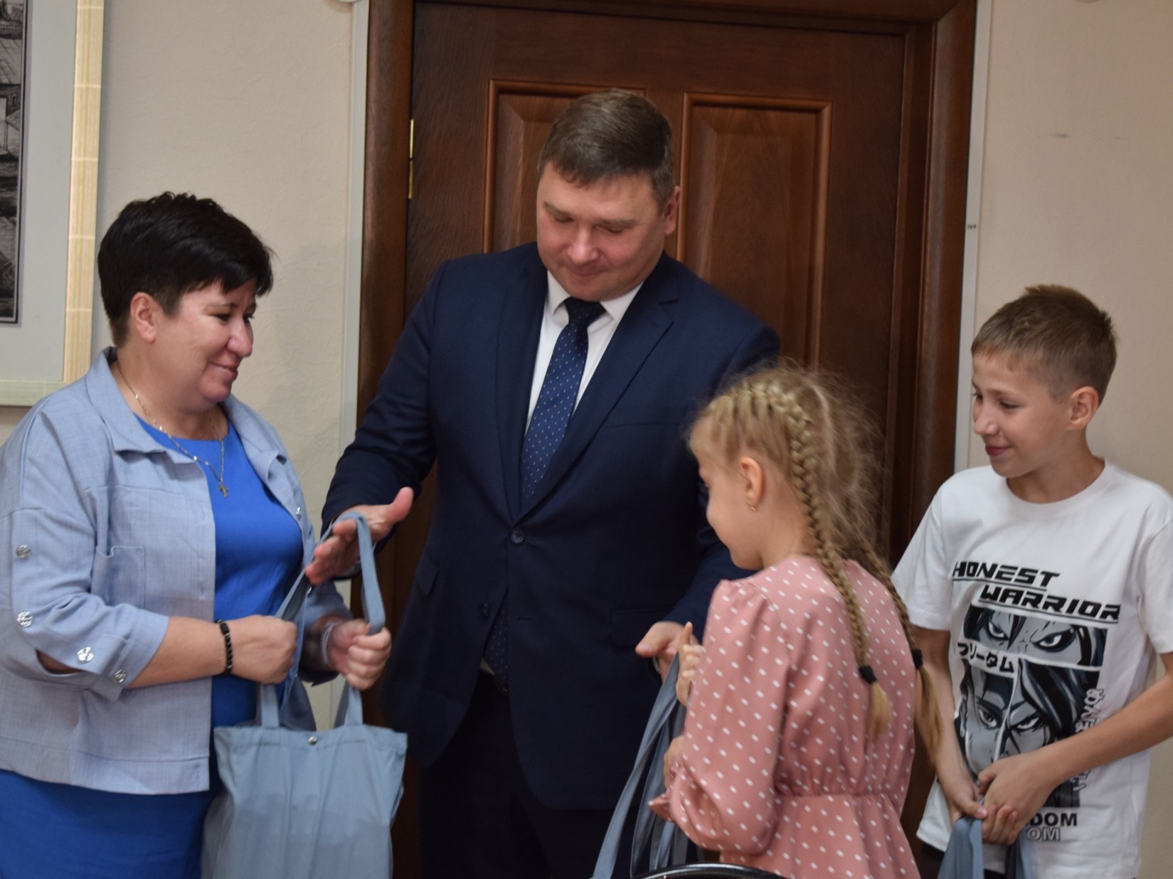 В Иванове школьникам вручили канцелярские наборы.