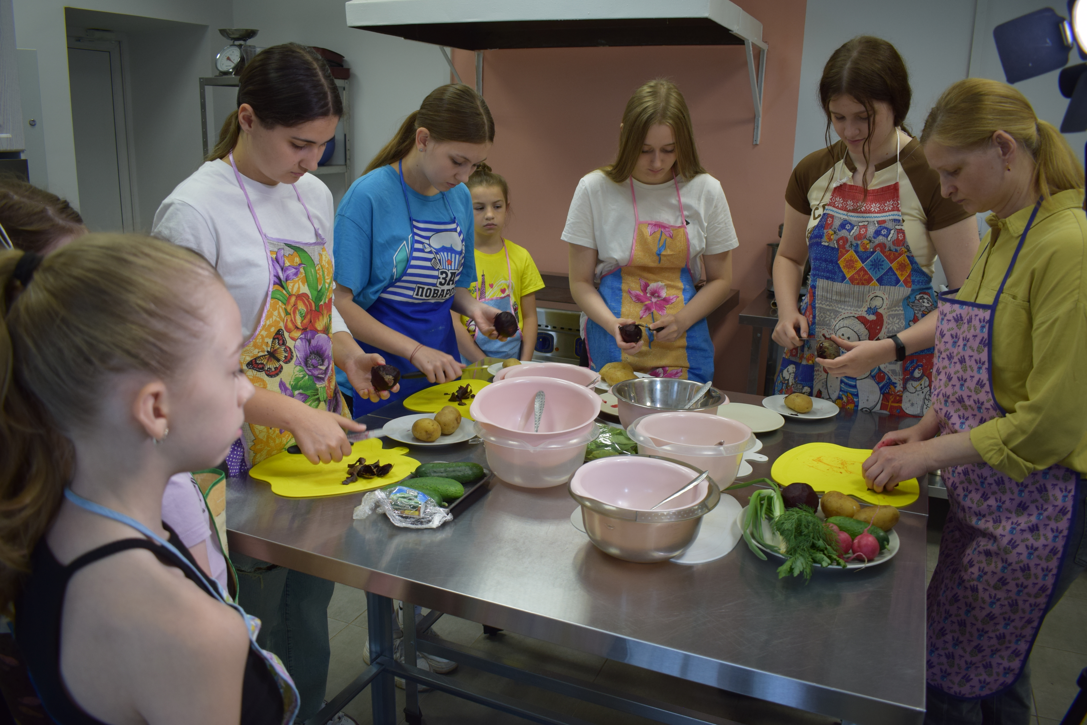 На кулинарном мастер-классе в Центре «Перспектива» участники учились готовить свекольник.