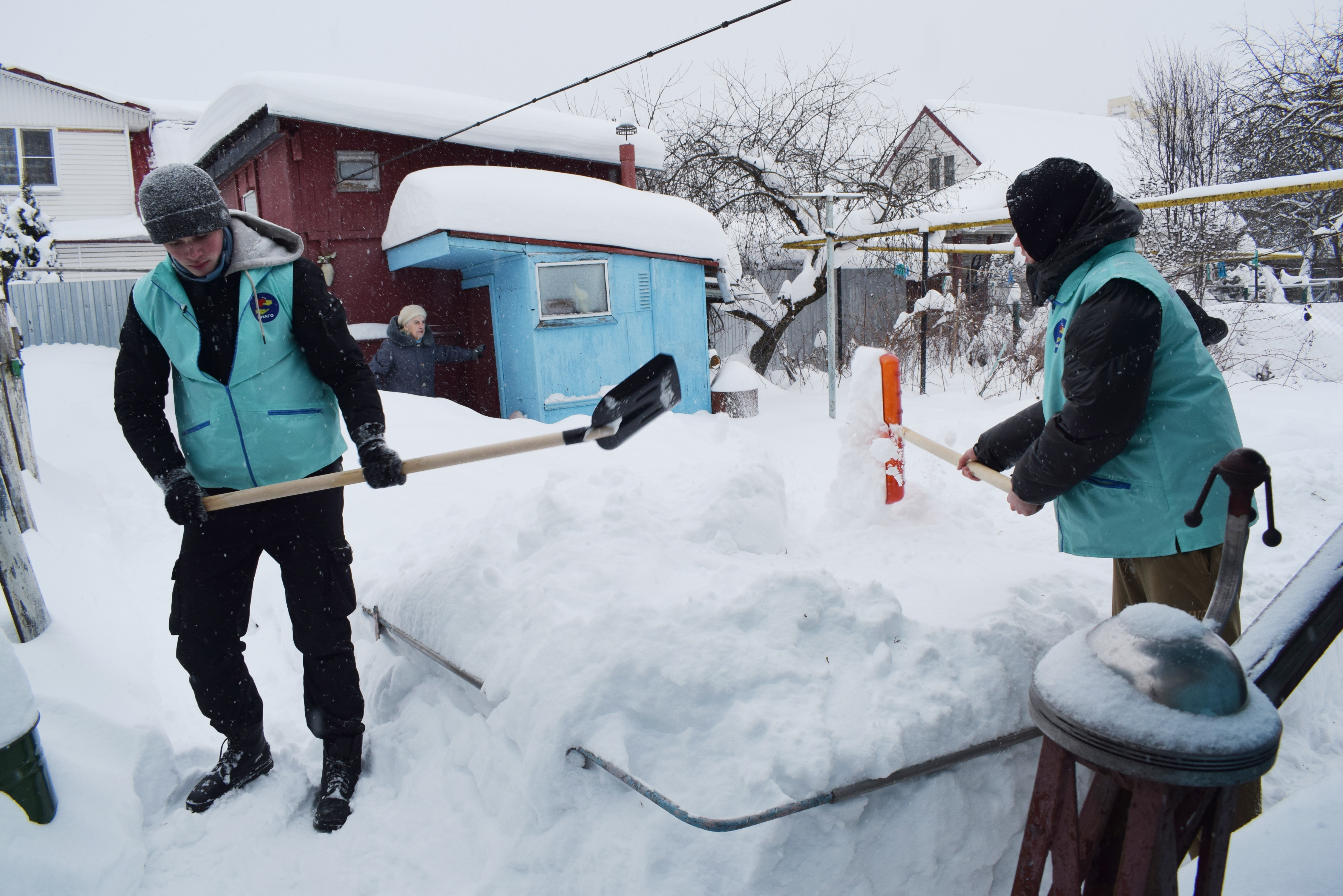 В Иванове волонтеры помогают пожилым горожанам с уборкой снега.