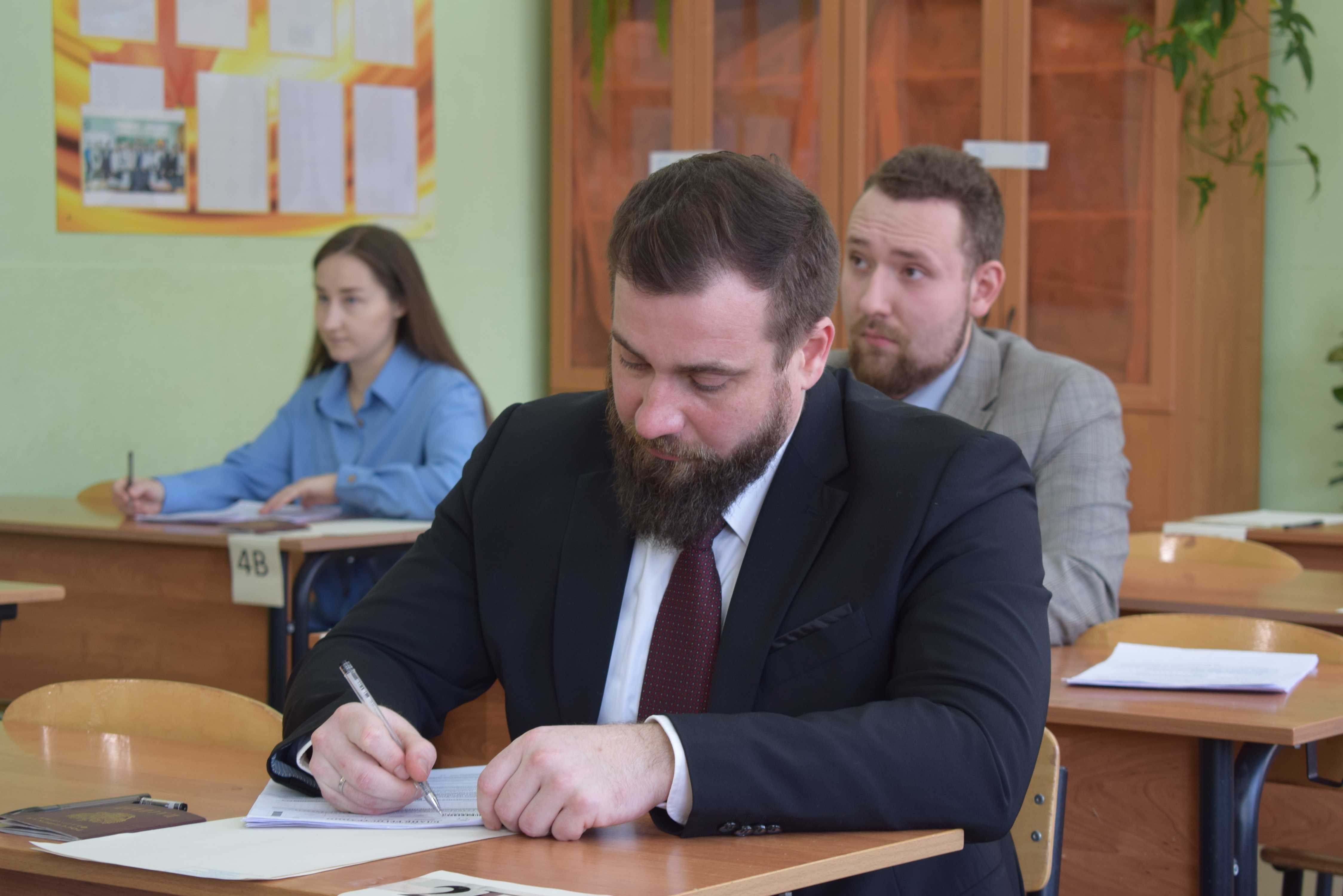 Владимир Шарыпов вместе с родителями выпускников ивановских школ сдал пробный ЕГЭ по истории.