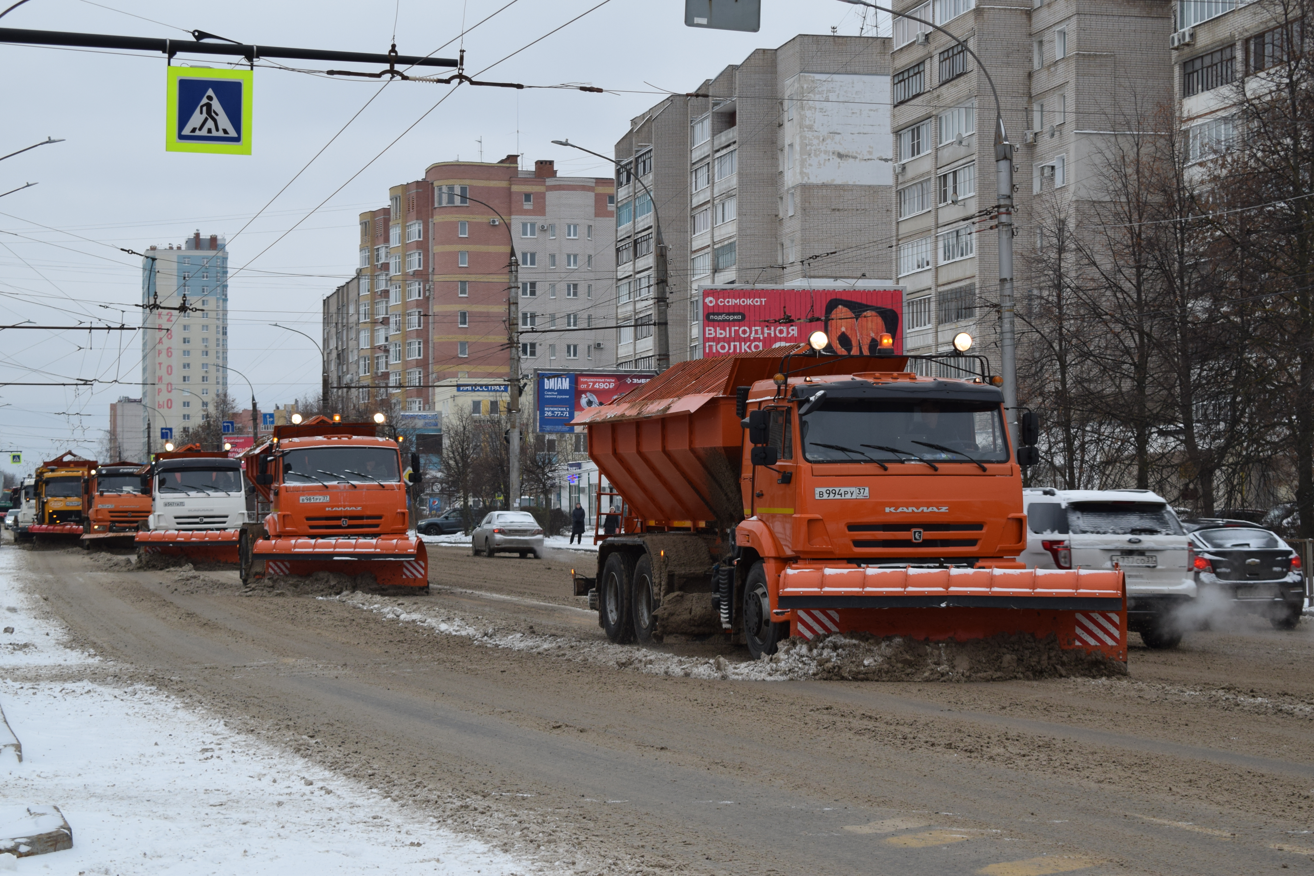 В связи с обильным снегопадом на дороги и тротуары днем выйдет дополнительная специализированная техника.