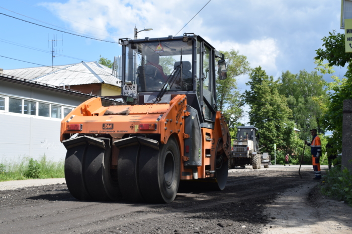 В Иванове идет ремонт дорог инертным материалом.
