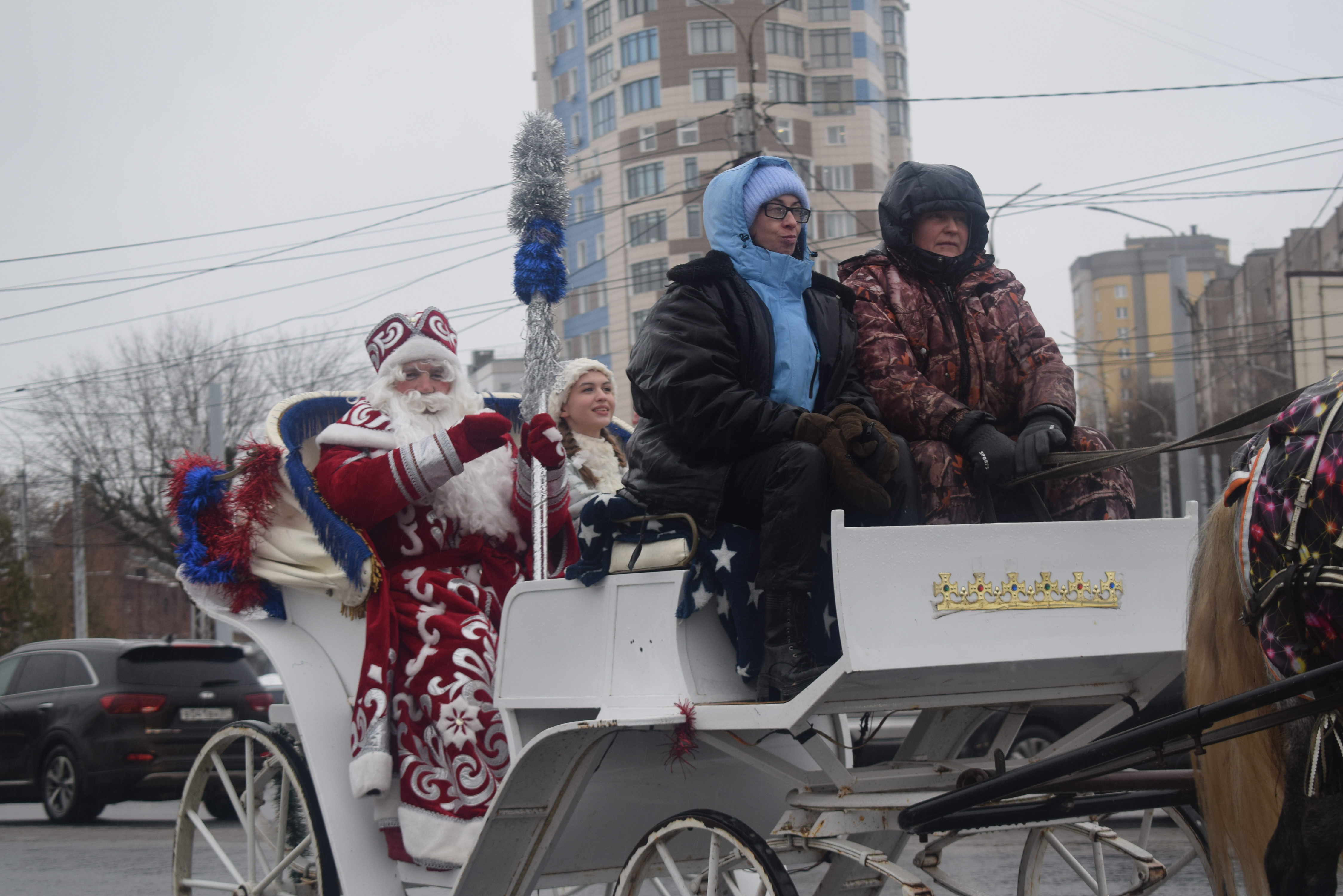 Ивановцы встретили Деда Мороза и Снегурочку.