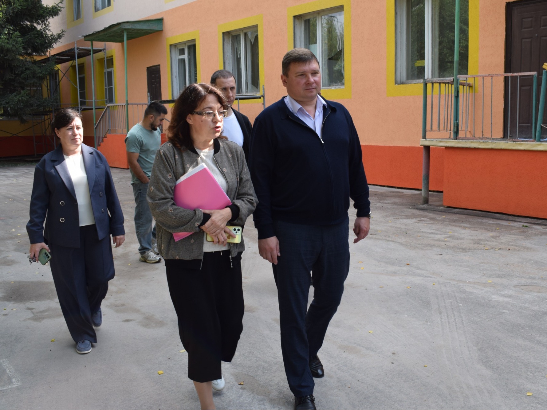 Максим Комиссаров посетил образовательные учреждения Рабочего поселка.