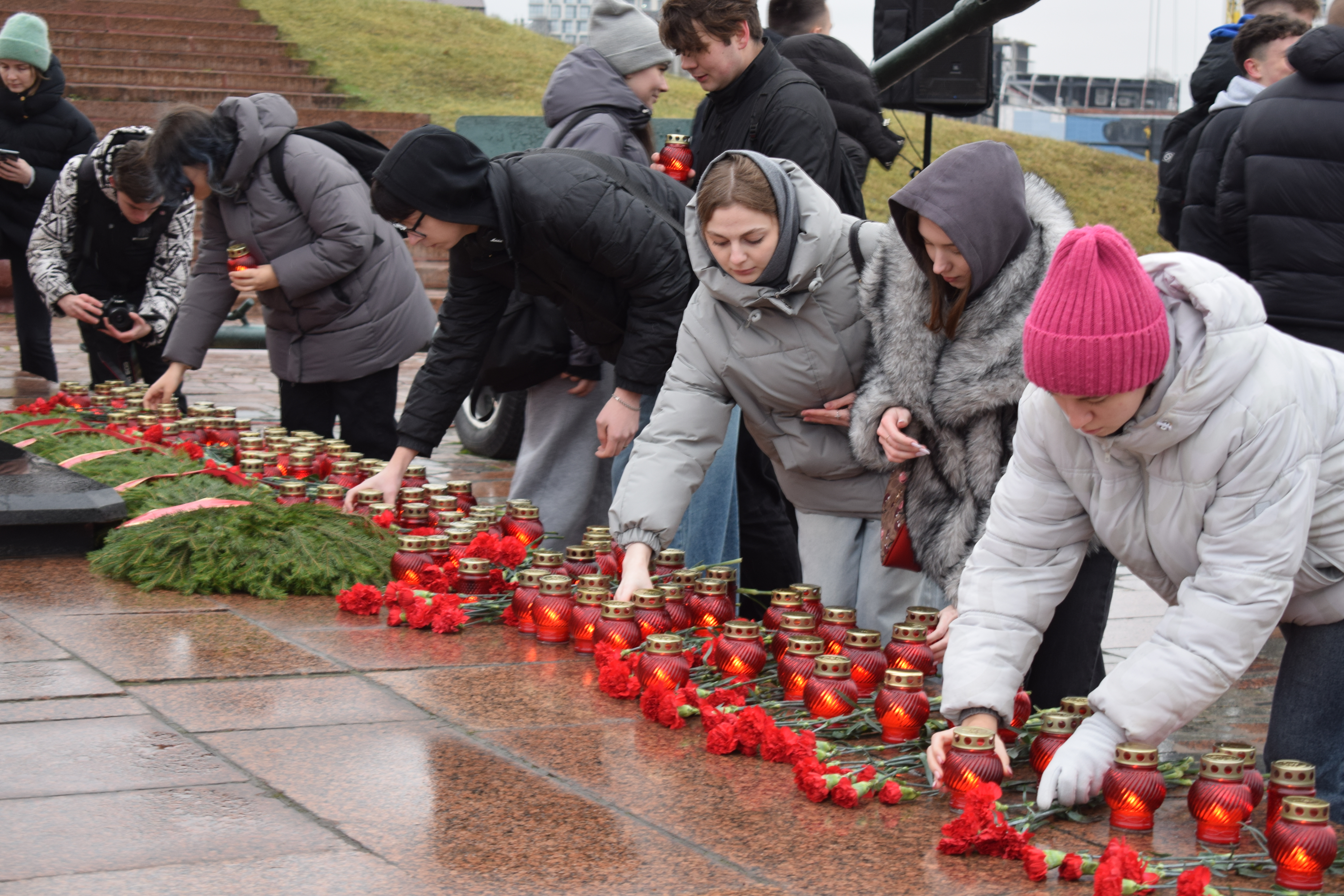 В День Неизвестного солдата в областном центре прошла молодежная акция памяти.