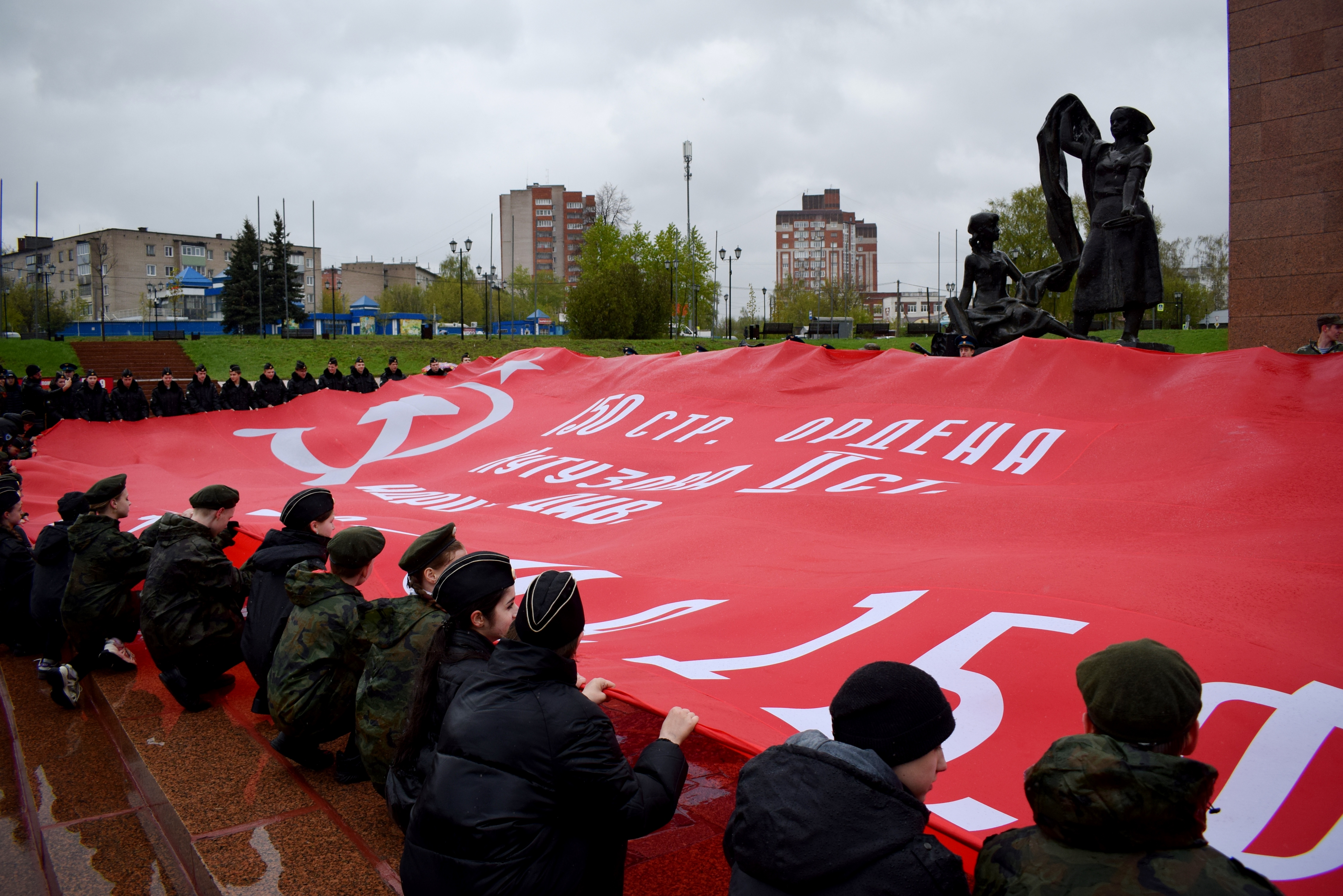 В Иванове развернули гигантскую копию Знамени Победы.