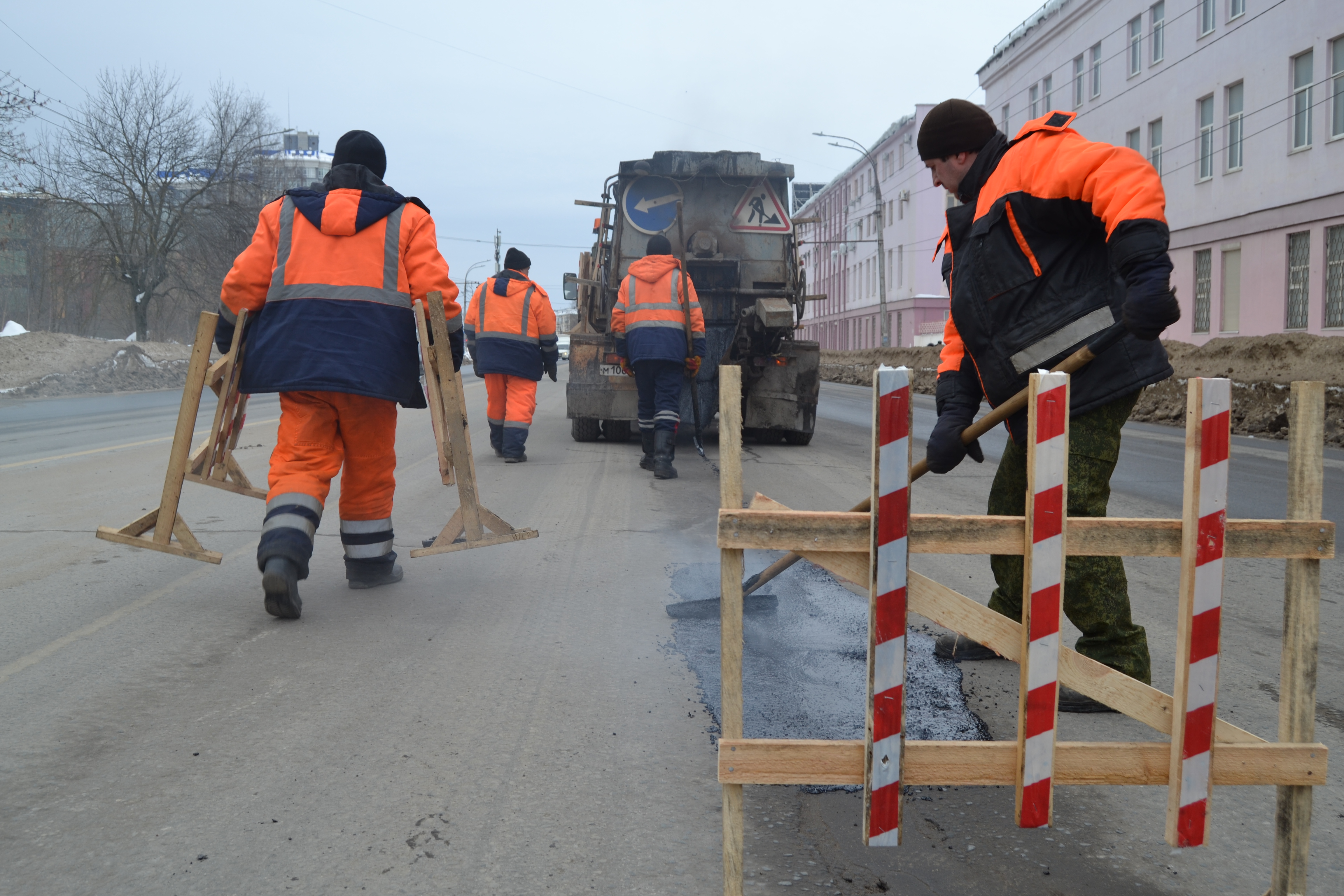 В связи с потеплением дорожники усилили работы по ямочному ремонту дорог.