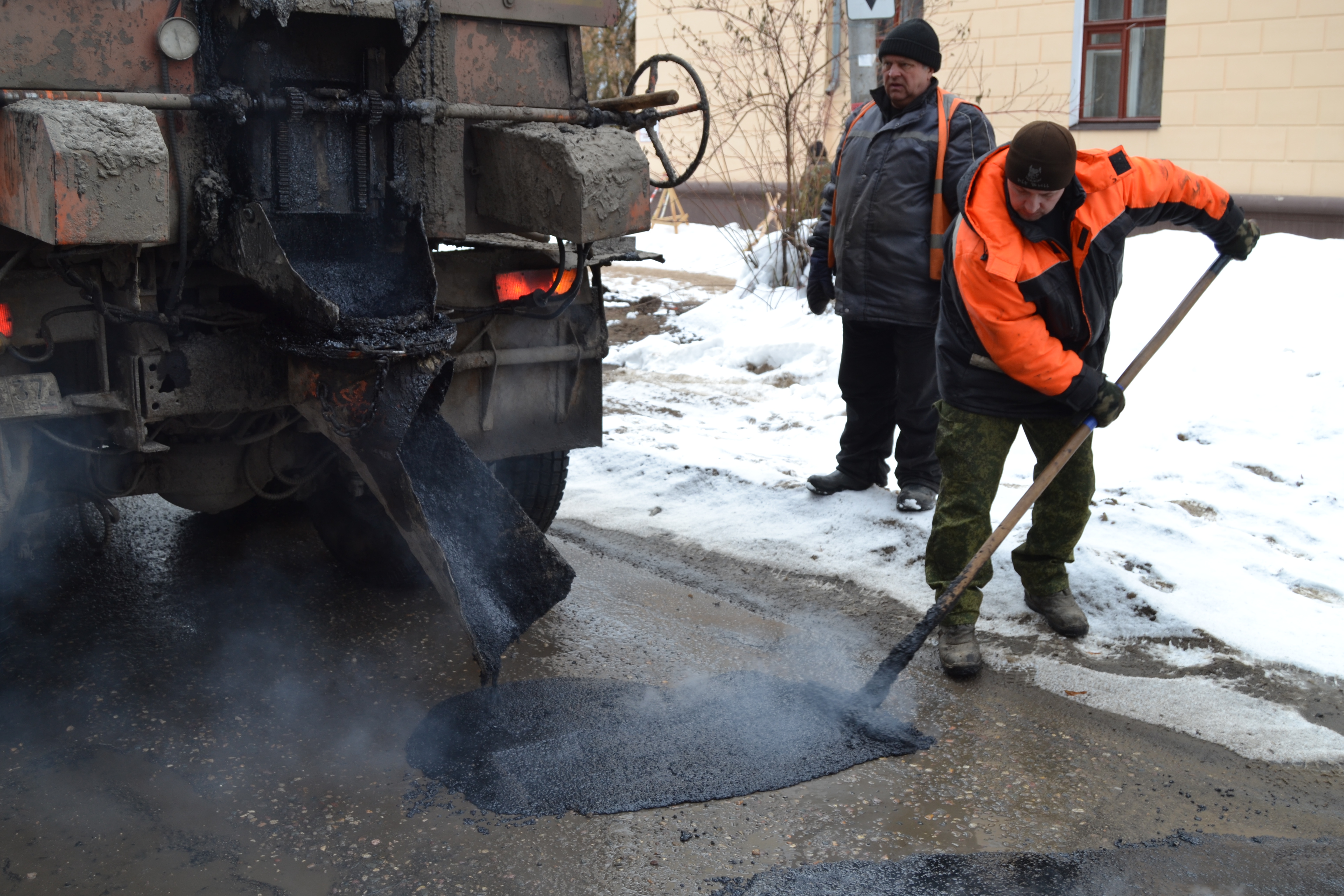 15 марта ямочный ремонт дорог запланирован на улицах Почтовая, Багаева, Кирякиных и Мархлевско.