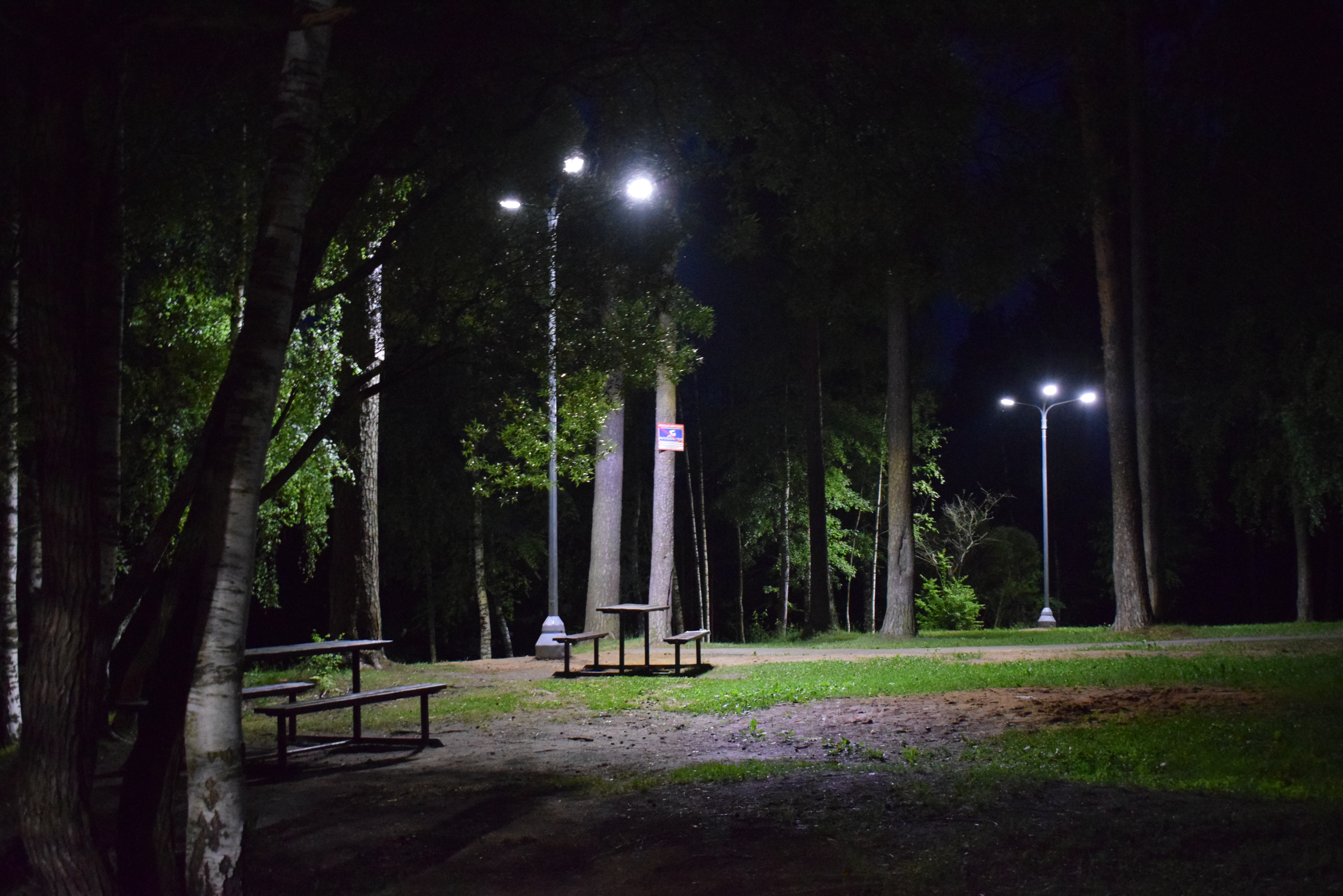 В парке Харинка завершено освещение центральной аллеи и зоны отдыха у воды.