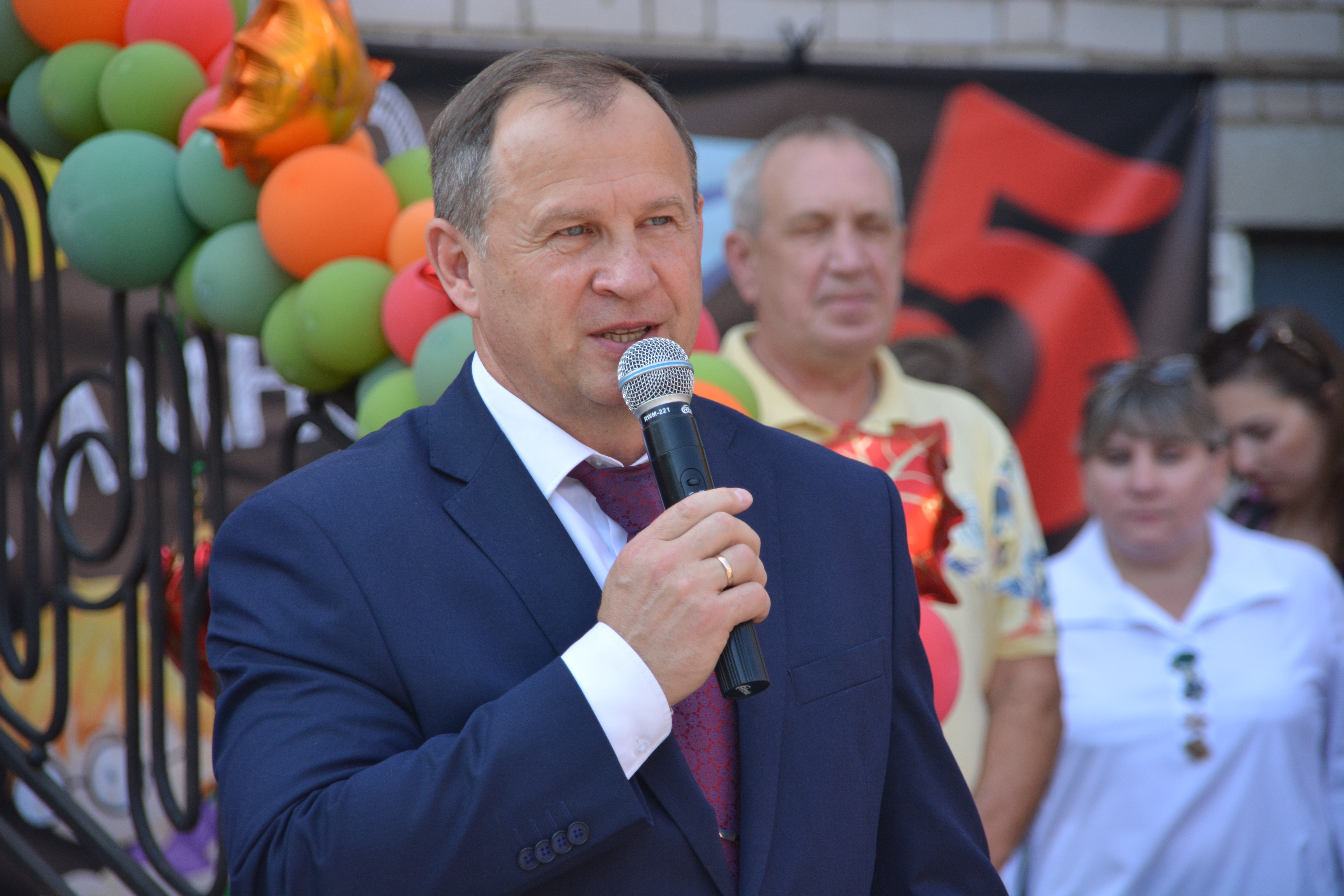 Александр Шаботинский поздравил школьников с Днем знаний.