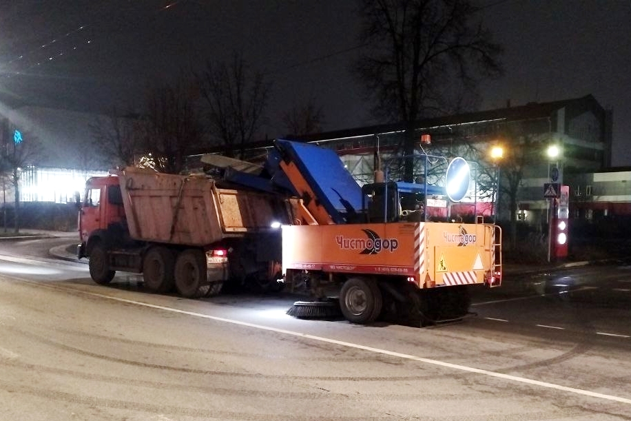 Ночью улицы города убирали &quot;Чистодоры&quot;.