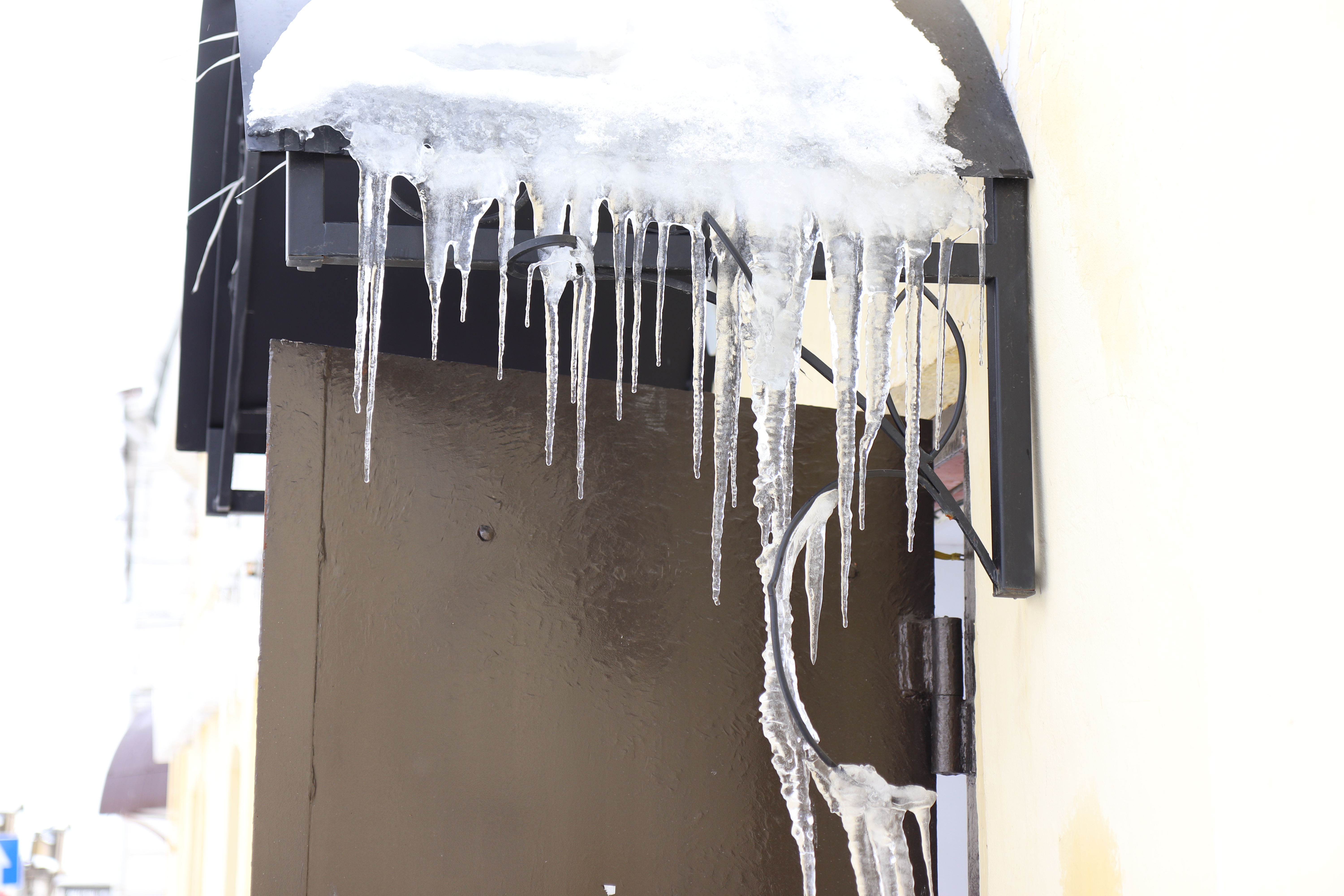 На центральных улицах города прошел  мониторинг состояния прилегающих территорий нежилых зданий.